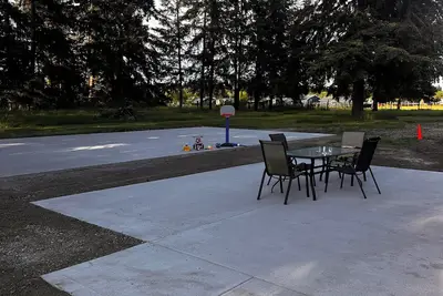 Image de The one with the sport court