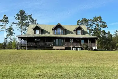 Image de Kennedy Family Cabin- a large log cabin in a rural, farming community