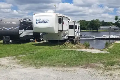 Image de 33 foot 5th Wheel camper. 3 slideouts, right on the Ogeechee River. Site 11