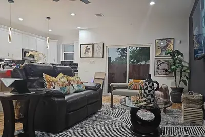 Image de Stylish home, near Downtown, ideal for Long Stays