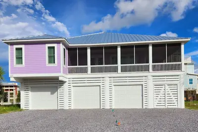 Image de Cozy New Studio Suite on beach block - 7th lot, 1 minute walk to the beach!