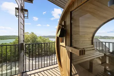 Image de 8 bdrm / 4000+ sqft home w/ golf simulator, outdoor sauna, hot tub & lake views!