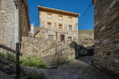 Image de Maison de campagne 'La Casa De Sara' avec vue sur les montagnes, terrasse privée et Wi-Fi