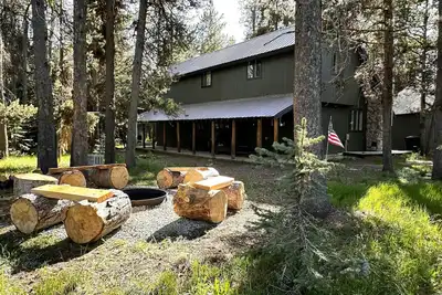 Image de Relaxing cabin near Yellowstone. Fire pit, Kids nook, on a quiet dead end road.