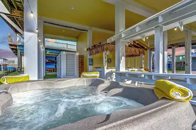 Image de 3rd Row View, Sleeps 14, Hot Tub, Decks, Lux, Pets