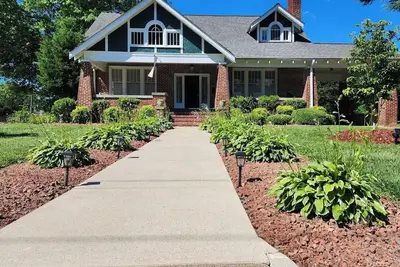 Image de Enjoy small-town, Main Street from the front porch of this historic bungalow!