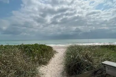 Image de Beautiful Condo with Marina View and Minutes walk to Private Beach!