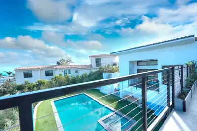 Image de Brand new house! Stunning views, close to the beach, pool, hot tub and sauna!