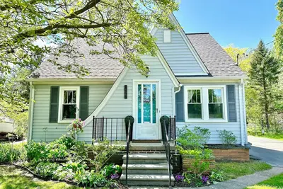 Image de Happy Bungalow. Cozy Historic Charmer- Walk to Town, Parks and Trails!