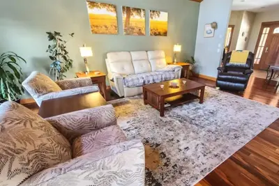 Image de Sunny Executive Home w/Private Hot Tub! Sleeps 8! Central Location.