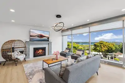 Image de 4 Beds Top Floor House with Lake & Mountain Views