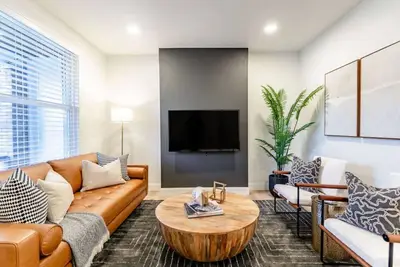 Image de Urban Sophistication- Newly Renovated/Pets Ok/Minutes to Downtown/ King Bed!
