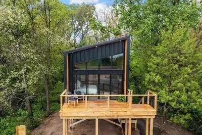 Image de Treehouse at a lavender farm overlooking a creek!