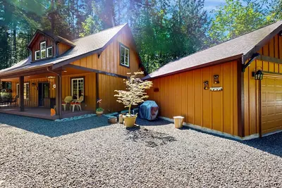 Image de Cozy cabin getaway with firepit, patio, gas grill, and private park access
