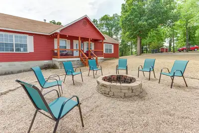 Image de Eureka Springs Home ~ 1/2 Mi to Beaver Lake!