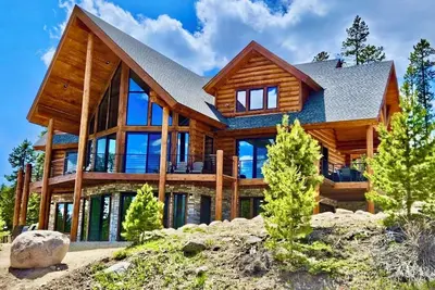 Image de Brand New Lodge! ! Panoramic Mtn/Lake Vayiews! Hot tub, Fido Friendly, Game Room!