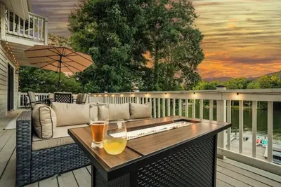 Image de Family Friendly Water Front Home w\/ Private Dock on Lake Norman