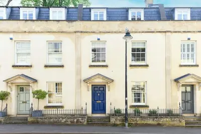 Spacious Townhouse, Private Parking, Central Wells