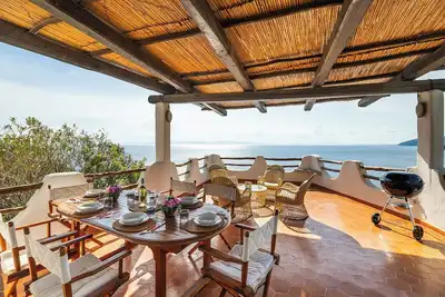 Image de Villa dei Tramonti è un Oasi di Pace e Tranquillità, Affacciata su un Mare