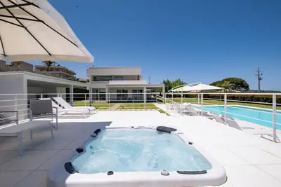 Image de Luxury 3 bed villa with pool & Jacuzzi