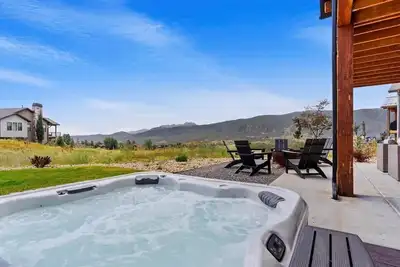 Image de The perfect mountain retreat with our luxurious 5 bedroom 4 bath vacation rental