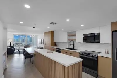 Image de Starstruck! 3 Bedroom Renovated Condo with Water and City Views!