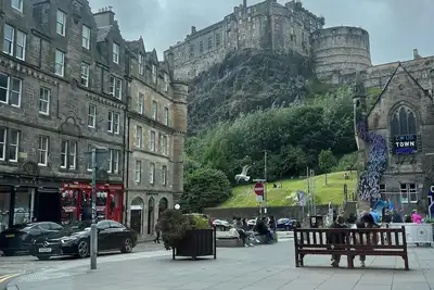 Image de 1 bedroom top floor Apartment, Edinburgh old town