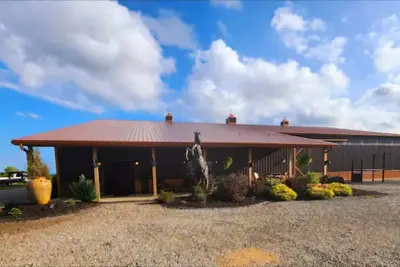 Image de Stunning, unique, and secluded barndominium. Walking trails, wildlife, & quiet