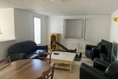 Image de Rez-de-chaussée de villa avec jardin indépendant au calme.