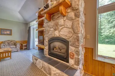 Image de The Den: Hot Tub Fireplace RiverFront Pet Friendly 2 Bdrm