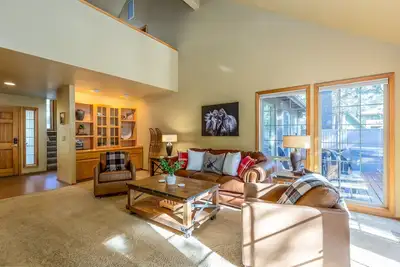 Blue15 - Charming Home with Ac, Hot Tub, Bikes