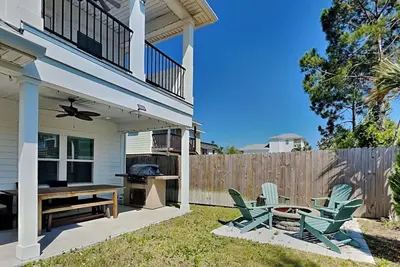 Image de SeaEsta | 3 Blocks to Beach, Game Room, Fire Pit + Central Location!