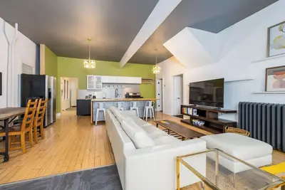 Image de Huge & Sunny 16 Bed Home~Arcade~ Event Space~Theatre, in the Best Location!