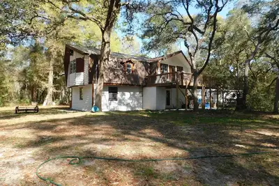 Image de Country living at it's best! Rustic 1908 Barn nestled on 2. 5 acres of old oaks