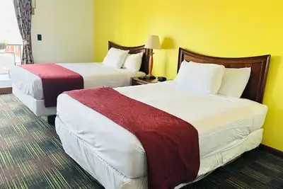 Image de 2 Queen Room with Large Pool!