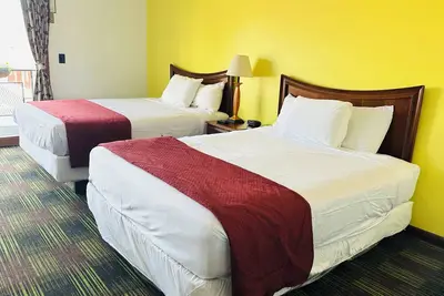 Image de Large Pool Open Late! Hotel Room by Cedar Point