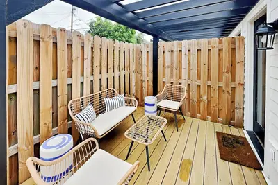 Image de Southern Comfort | Fully Remodeled, Upscale, Pet Friendly + Backyard Deck!