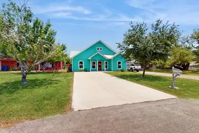Image de Charming Rockport retreat with modern comforts, enclosed yard, and beach access