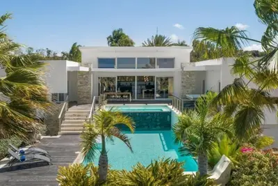 V04 Casa Sayadena  · 2-Level infinity pool villa with lush gardens