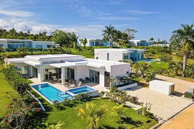 Image de V40a Villa O' Soleil  · Open style & well-furnished villa with long pool