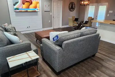 Image de 3/2 near the beach, boat docks, and snorkeling big yard and electric car charger