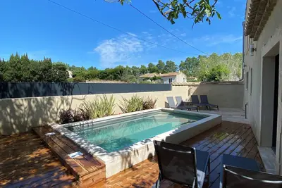 Image de Grande maison neuve traditionnelle Provençale, Piscine chauffée.