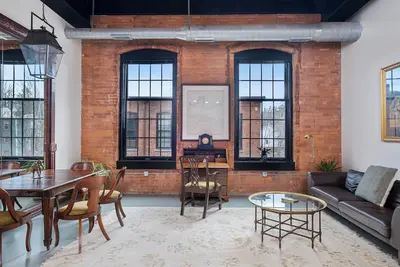 Image de Luxury 2 Bedroom 2 Bathroom Loft Apartment In Williamstown With Great Amenities!