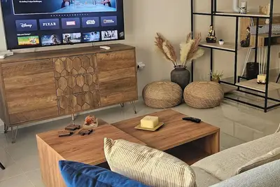 Image de Maggie's Blissful Escape, 90m2 sunny flat just 4-minute walk from the beach/city.