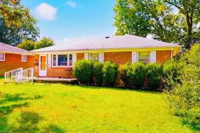 Image de 30 day min stay - A quiet newly remodeled brick home.