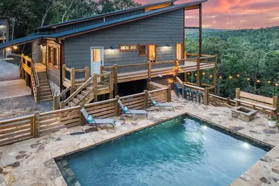 Image de New Luxury Cabin with Pool, View, Outdoor Kitchen, Hot Tub, Arcade & 5 kings!