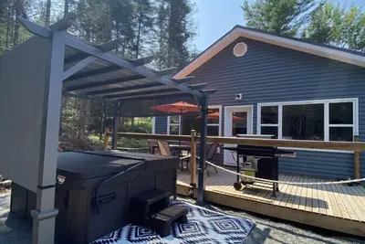 The Hideaway Cottage w/Hot tub and Private trails