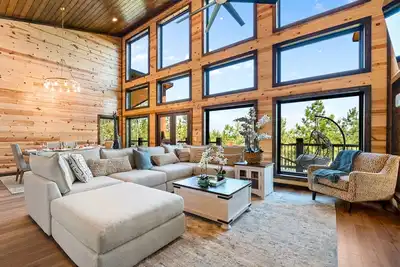 Image de Cozy 2bd Cabin | Hot Tub | Cornhole | Board Games