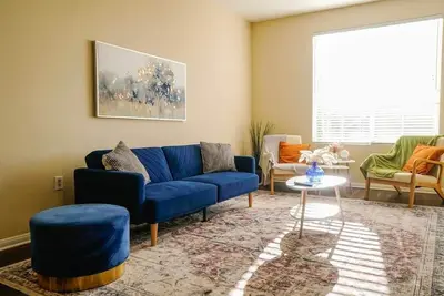 Image de Cozy 2-Br Home 10min to Disneyland (Pool+Hot Tub+Gym)