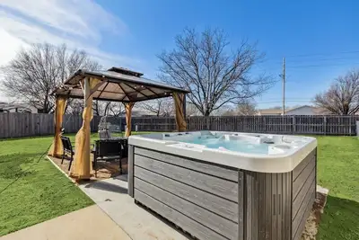 Image de HotTub, Theater, Kings, & Firepit - NearWesley